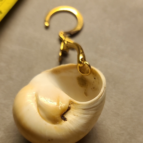 Cream Shell Keychain Accessory - Picture 4 of 5